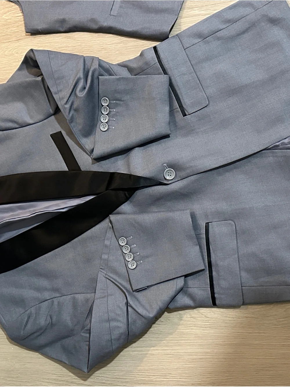 Men's Gray Three-Piece Suit with Black Satin Lapel XS
